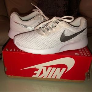 Nike Tanjun Women’s shoe